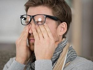 عوارض مالیدن چشم